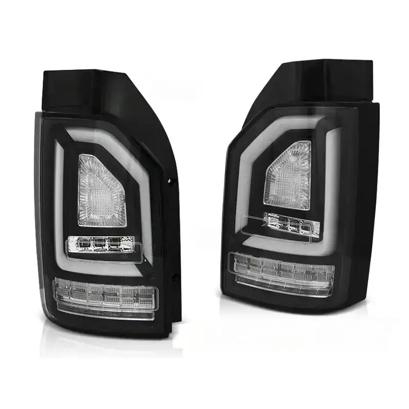 Baklykt Vw T6 2015 med sorte kanter, klare linser og LED Bar, sett forfra i skrå vinkel.