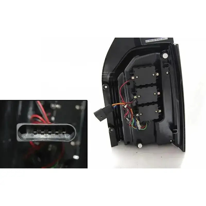 Baklykter Vw T6 2015 Black SEQ Led Bar bakside med synlige ledninger og nærbilde av kontakt.