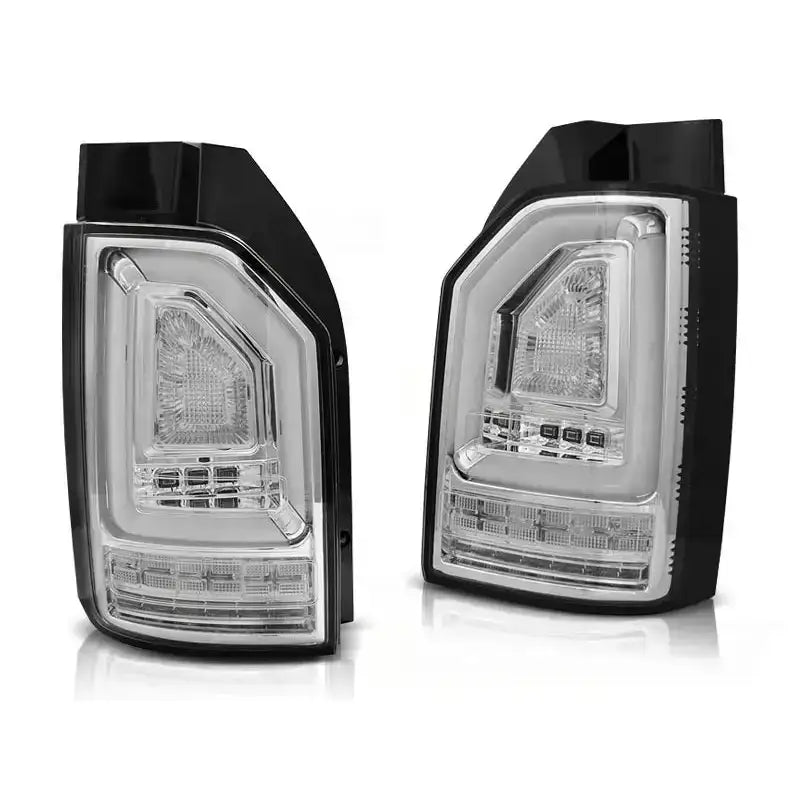 Baklykt Vw T6 2015 Chrome SEQ Led Bar med sort ramme og klare linser, sett i trekvart vinkel.