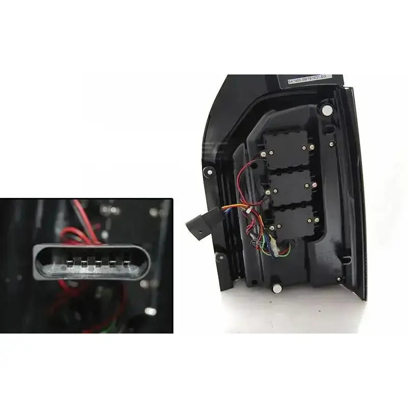 Baklykter Vw T6 2015 bakside med synlige ledninger, koblingspunkter og seks-pins elektrisk kontakt.
