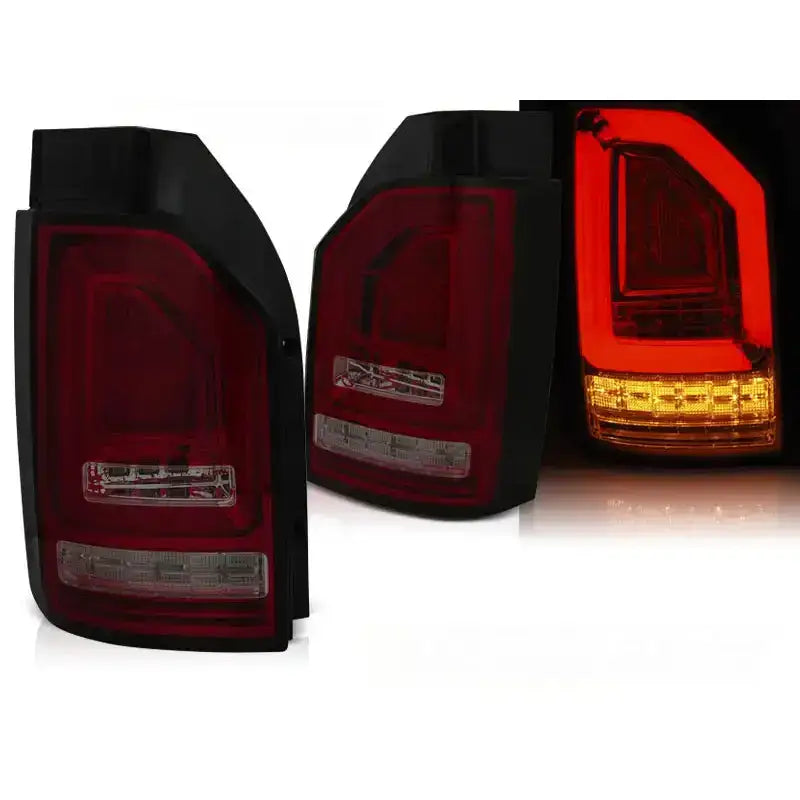 Baklykter Vw T6 2015 Red Smoke SEQ Led Bar vist fra skrå vinkel med aktive lys.