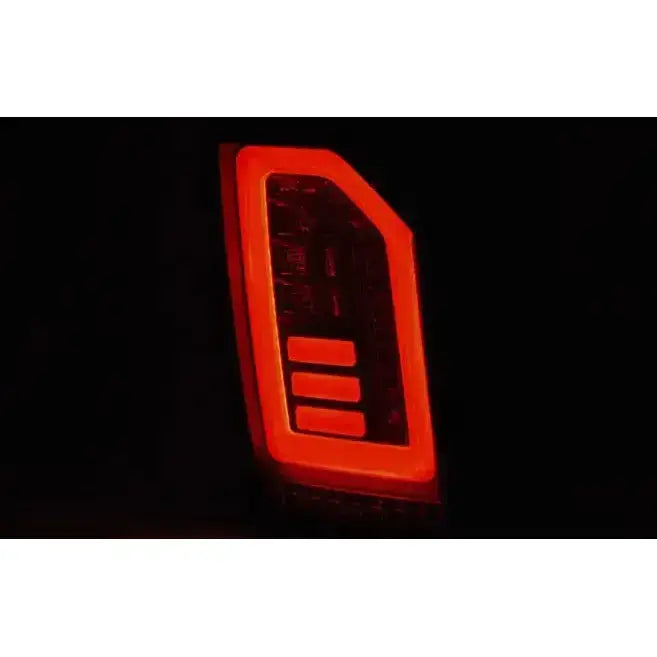 Baklykter Vw T6 2015- Smoke Black Red Led med rød ramme og tre linjer, sett fra skrå vinkel.