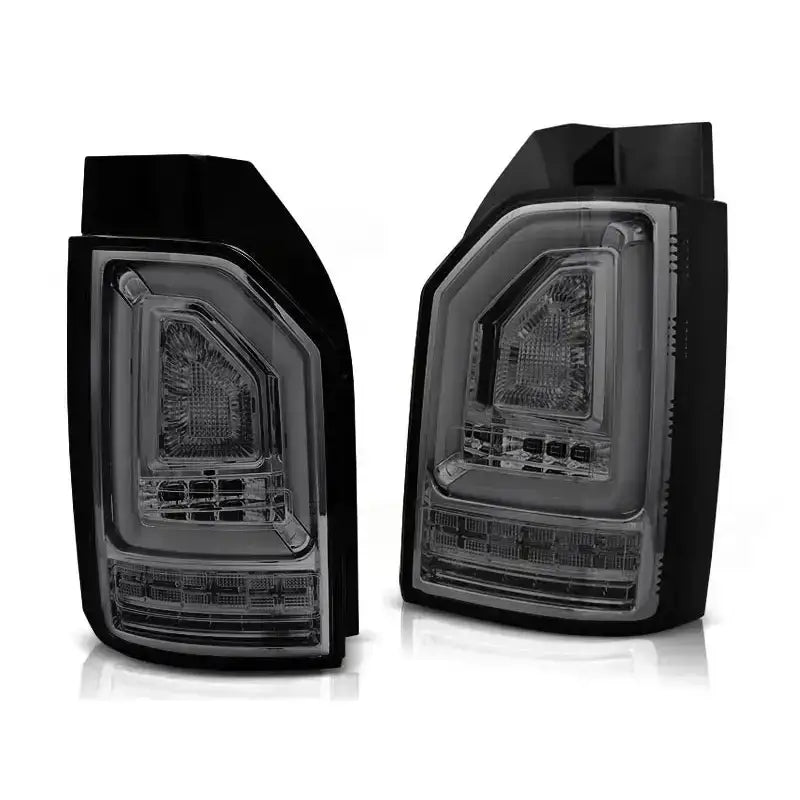 Baklykt Vw T6 2015- Smoke SEQ LED Bar med sotet glass, sett fra skrå vinkel, begge lyktene vises.