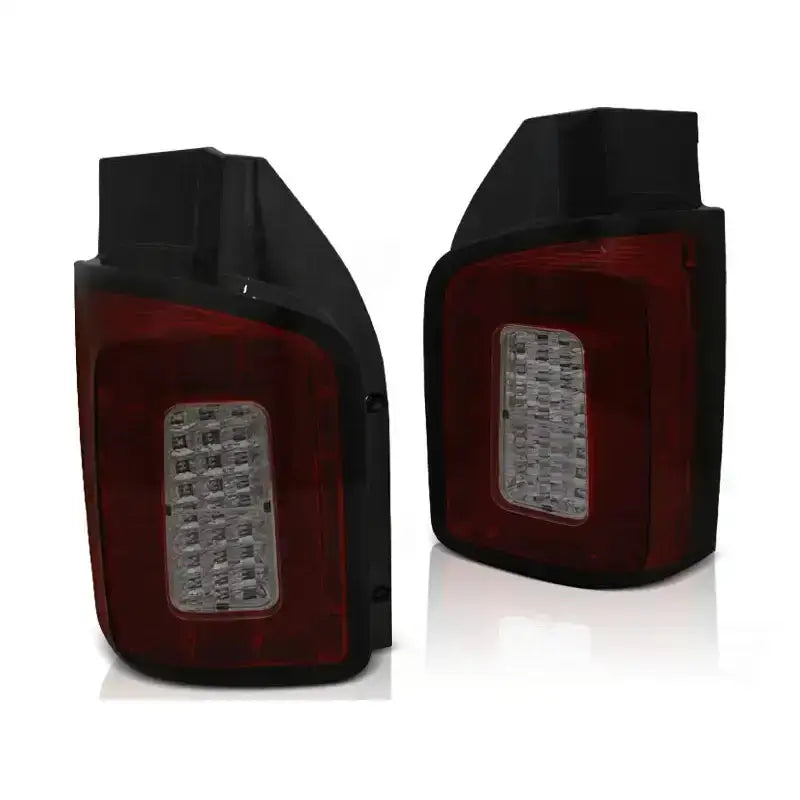 Baklykt Vw T6 2015 Transporter i rød og svart med LED-bar, sett fra skrå vinkel.