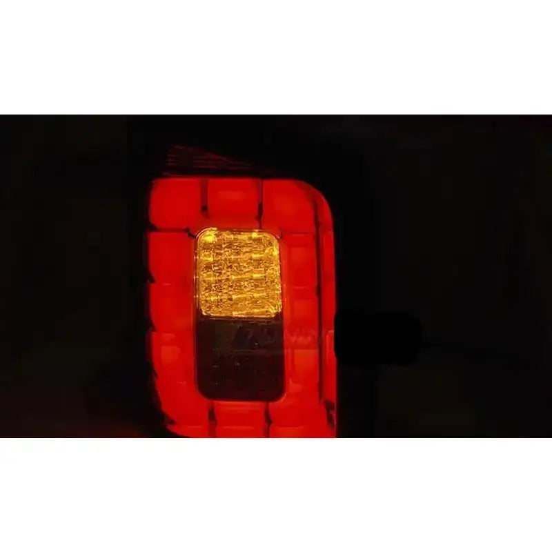 Baklykt Vw T6 Transporter Red Smoke med gul felt, lyser sterkt i mørket, sett rett bakfra.