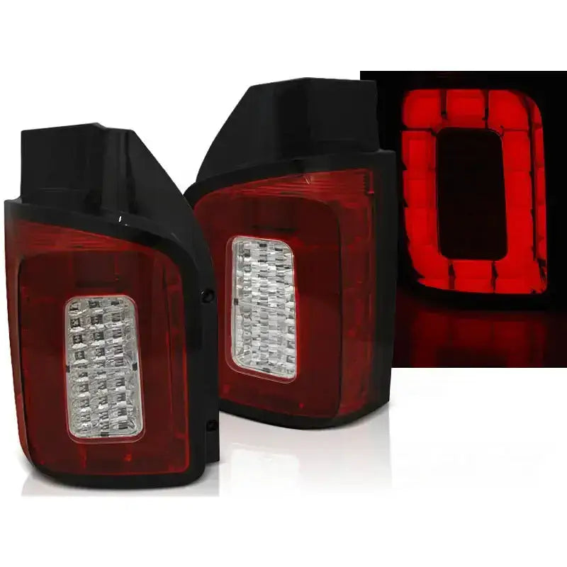 Baklykter Vw T6 2015 Transporter i klart og rød plast med sorte kanter og LED-bar innsats.