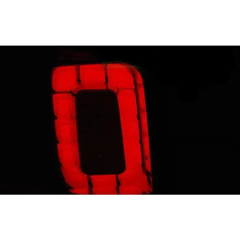 Baklys Vw T6 2015 Transporter med rød LED-bar og hvit ramme, sett nærbilde i mørket.