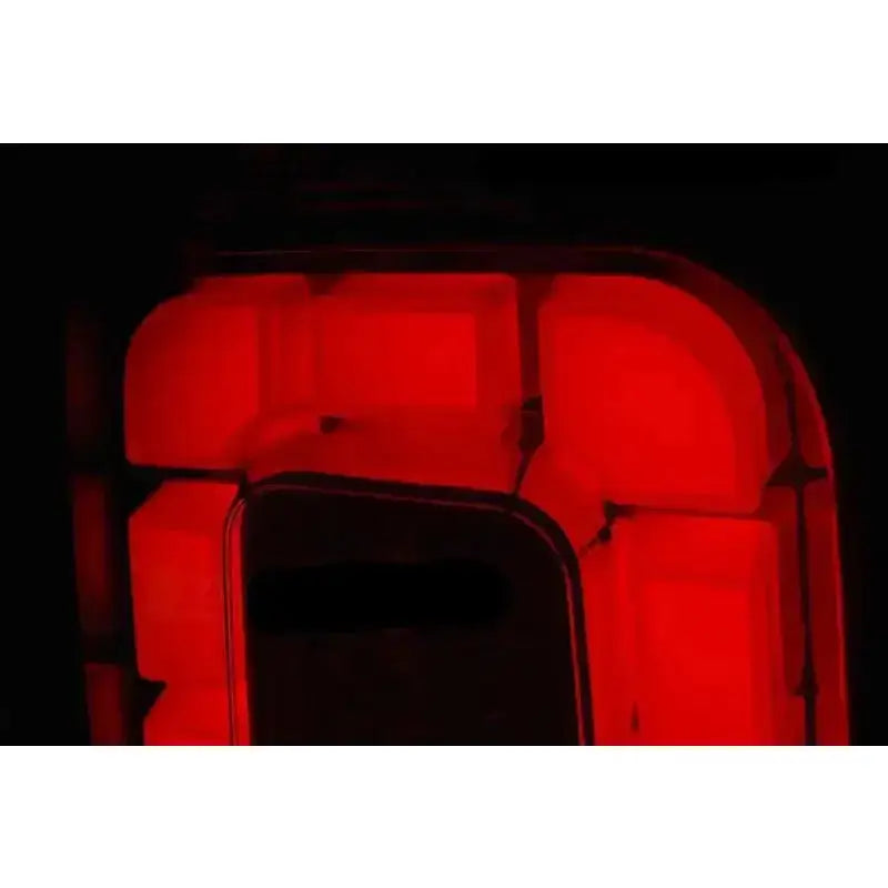 Baklamper VW T6 2015 Transporter med rød LED-bar, avrundede former og tydelige segmenter i mørket.