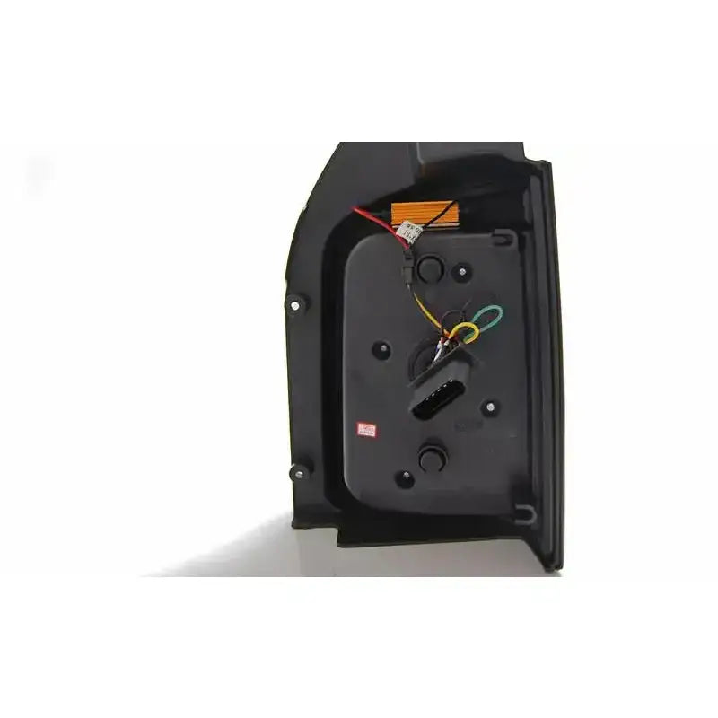 Baklys Vw T6 2015 svart plastdeksel med ledninger og kontakt, nærbilde av tekniske detaljer.