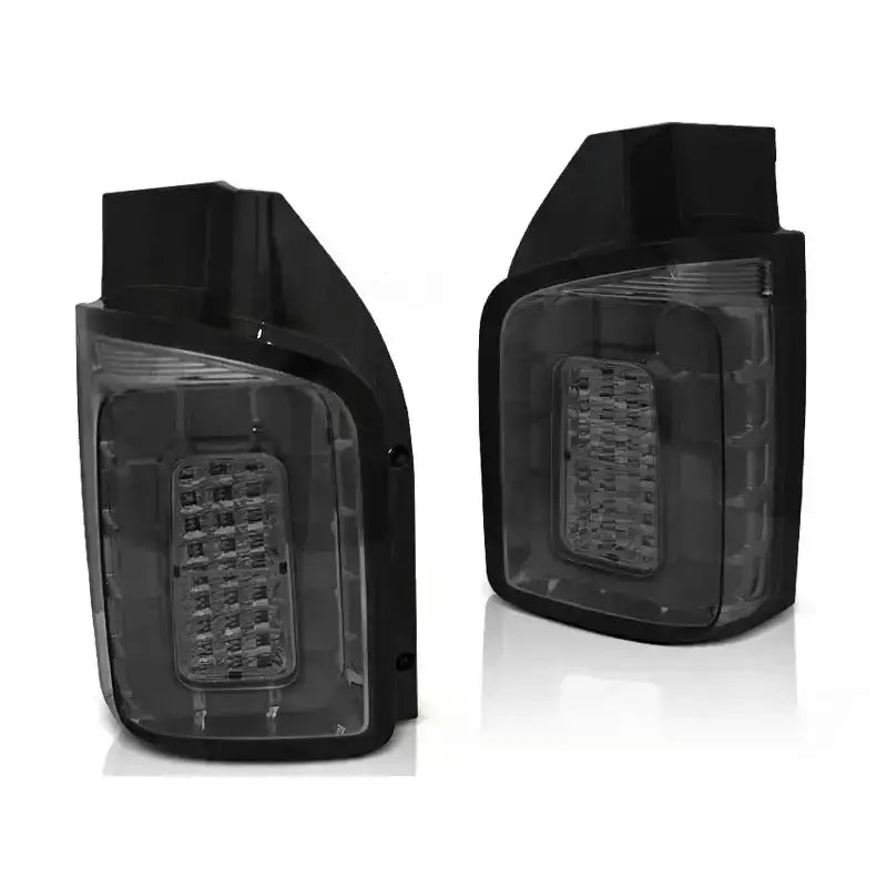 Baklykt Vw T6 Transporter Smoke LED Bar med rektangulært design sett fra skrå vinkel.