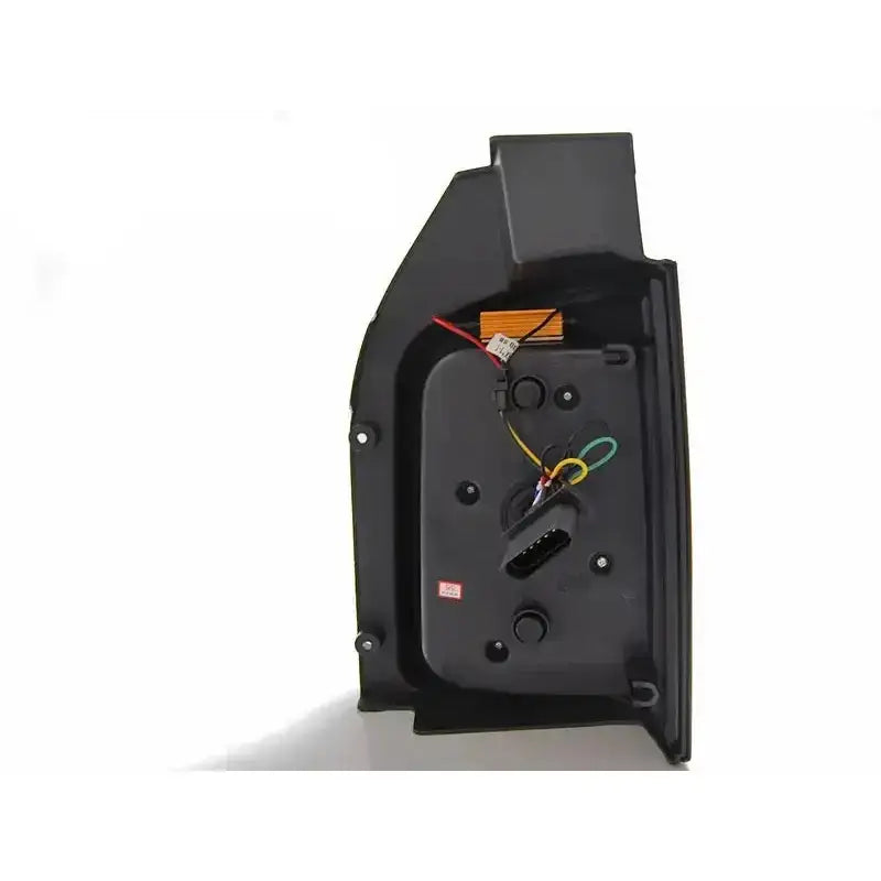 Baklys Vw T6 2015 Transporter sett bakfra med ledninger og tilkoblingspunkter på hvit bakgrunn.