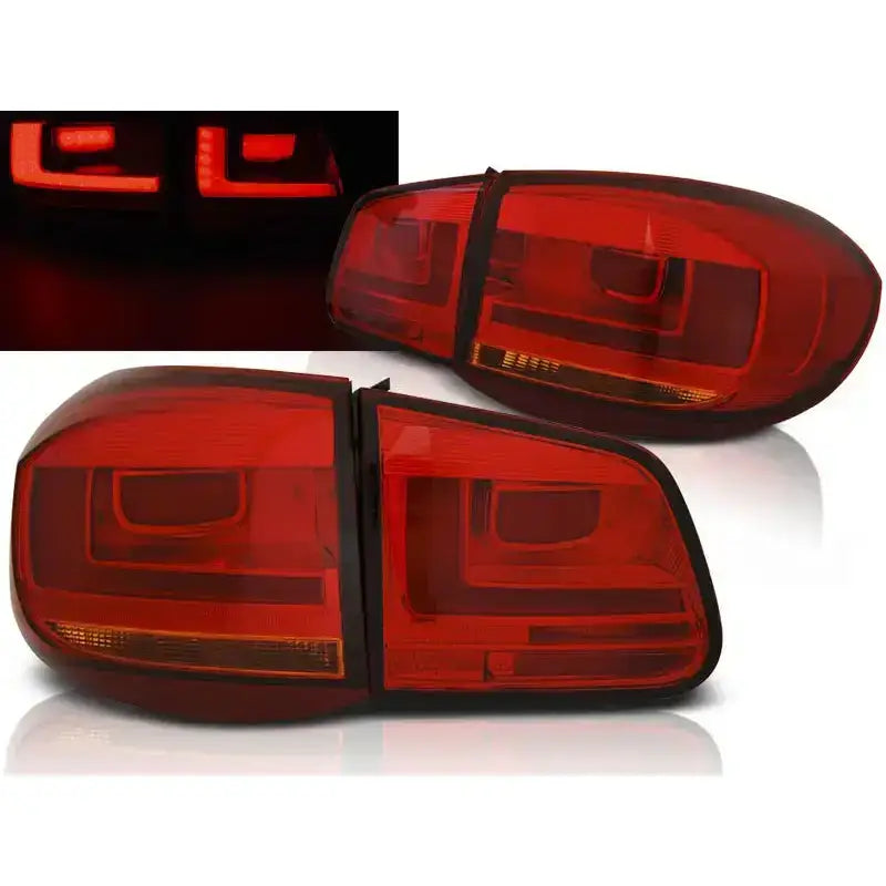 Baklykter Vw Tiguan 07-07.11 Red Led Bar sett fra skrå vinkel med LED-lys tent i mørket.