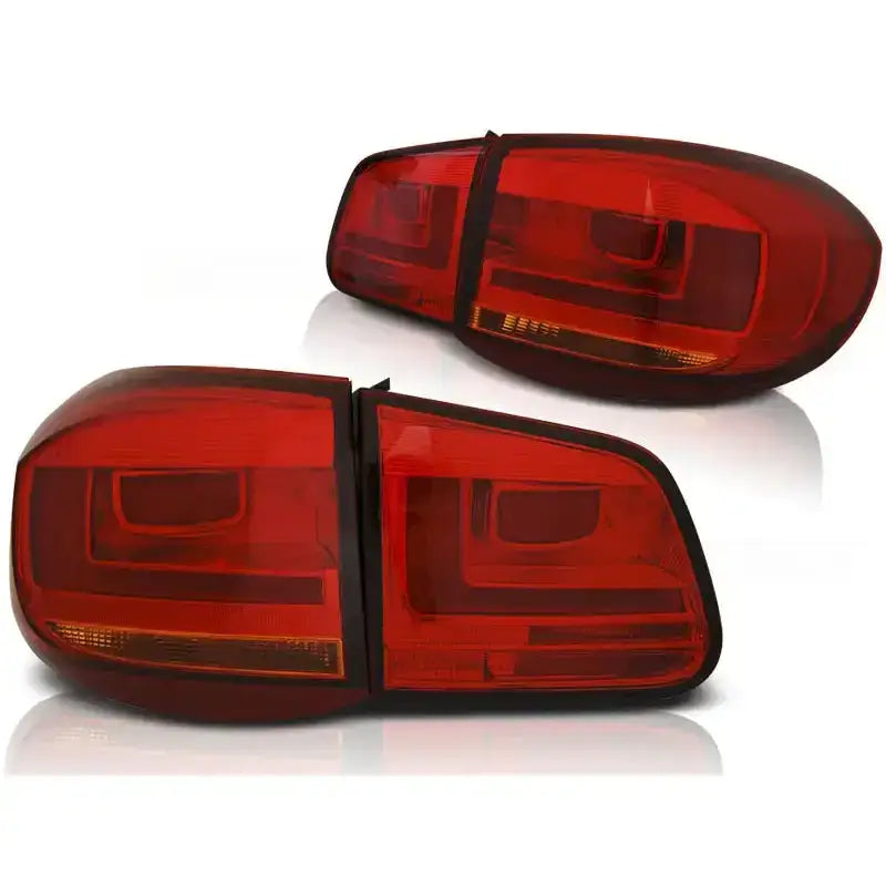Baklykt Vw Tiguan 07-07.11 Red Led Bar i rød og klar plast, sett fra skrå vinkel mot hvit bakgrunn.