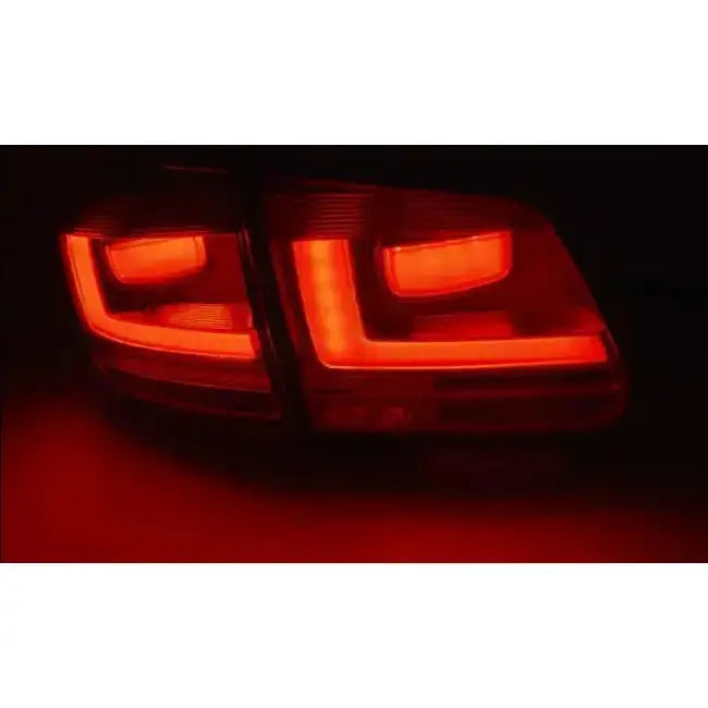 Baklamper VW Tiguan 07-07.11 Red Smoke LED Bar sett bakfra med rød L-formet lyssignatur i mørket.