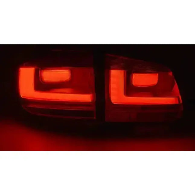 Baklykter Vw Tiguan 07-07.11 med rød LED-bar i L-form, sett bakfra i mørket.