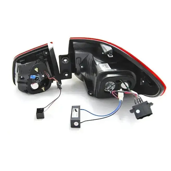 Baklykt Vw Tiguan 07-07.11 med synlige ledninger og røde detaljer, sett bakfra mot hvit bakgrunn.