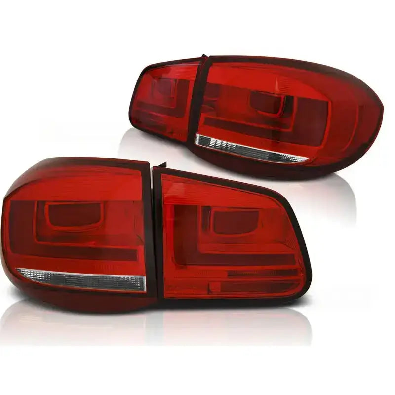Baklykter Vw Tiguan 07-07.11 i rød og klar plast med LED bar, vist skrått forfra på hvit bakgrunn.