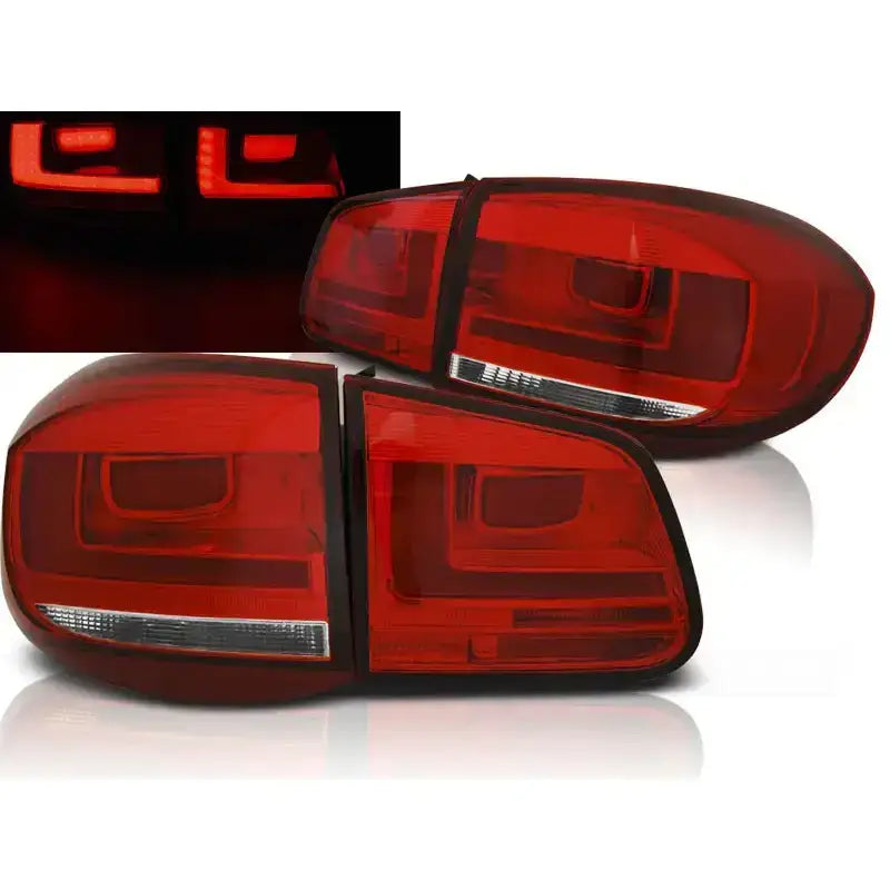 Baklykt Vw Tiguan 07-07.11 LED, rød plast med klare detaljer, tent i mørket fra skrå vinkel.
