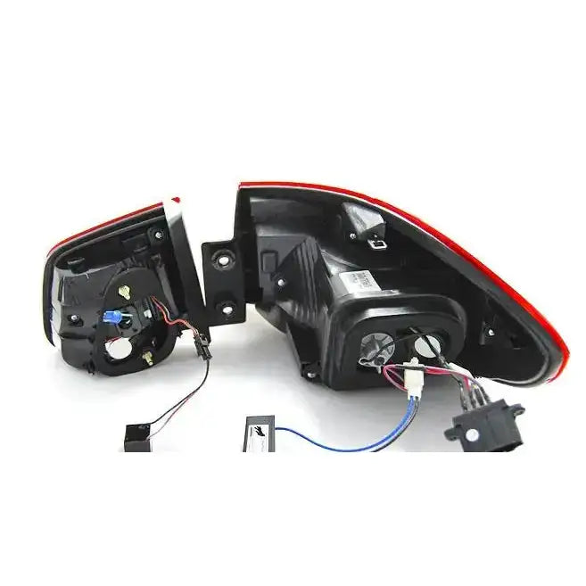 Baklykt Vw Tiguan 07-07.11 Red White Led Bar sett bakfra med ledninger og sorte plastdetaljer.