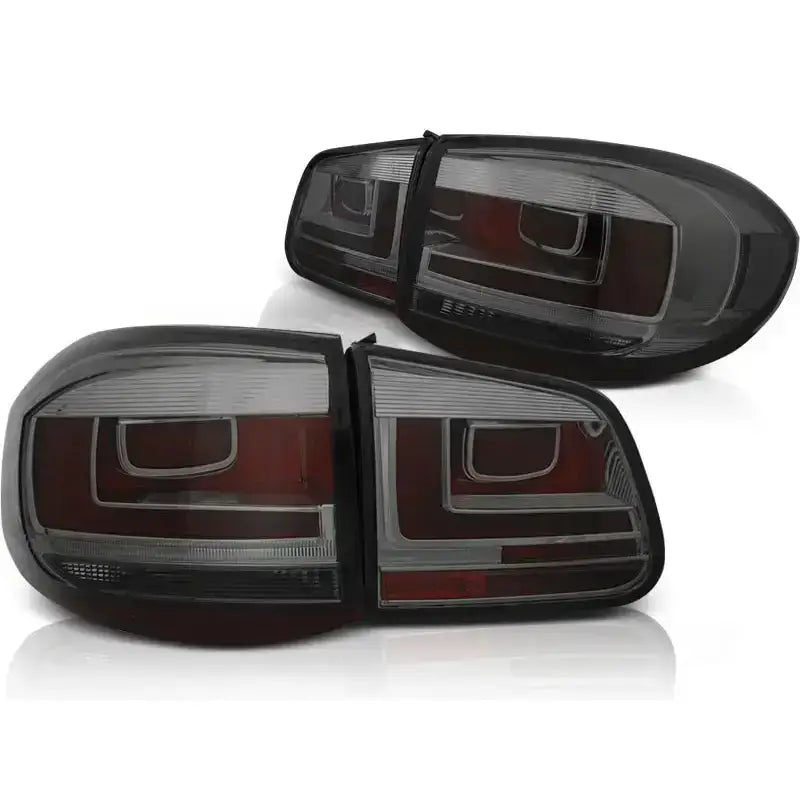 Baklykt Vw Tiguan 07-07.11 Smoke LED Bar i sort og rødt plast, skrå vinkel mot hvit bakgrunn.