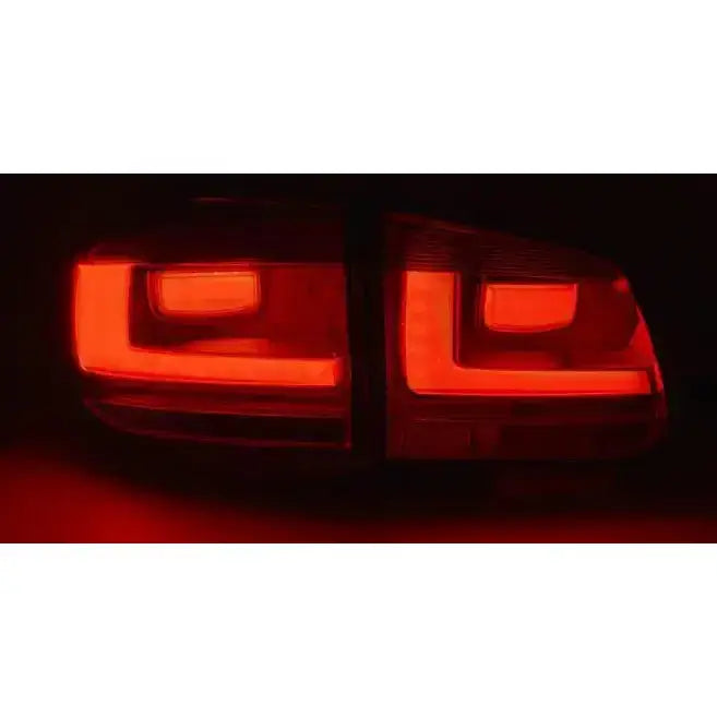Baklys Vw Tiguan 07-07.11 med røde LED-lys i L-formet design sett bakfra i mørket.