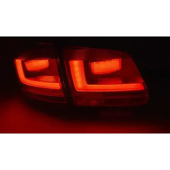 Baklamper Vw Tiguan 07-07.11 med L-formede røde LED-lys, sett bakfra i mørket.