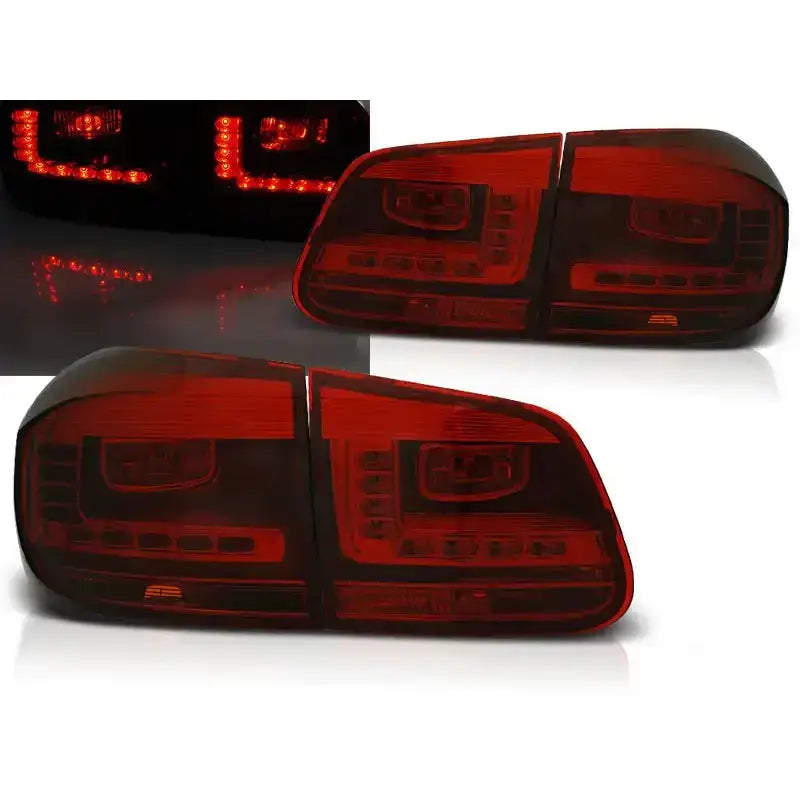 Baklykter Vw Tiguan 07.11-12.15 Red Smoke Led vist fra skrå vinkel med LED-lys tent i mørke.
