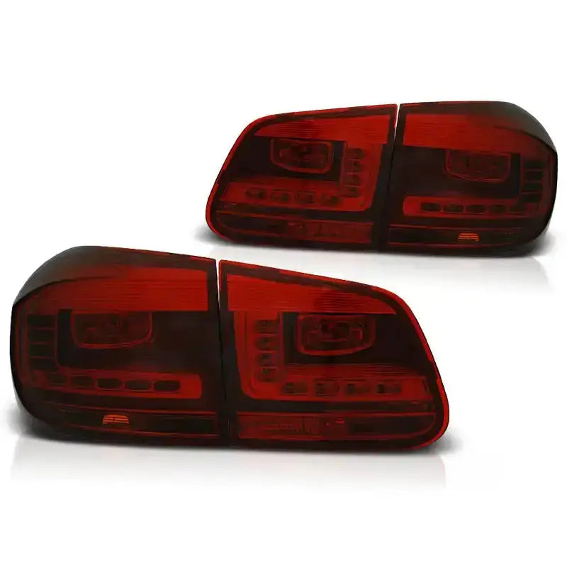 Baklykt Vw Tiguan 07.11-12.15 Red Smoke LED sett avbildet skrått, viser røde og sorte lyssegmenter.