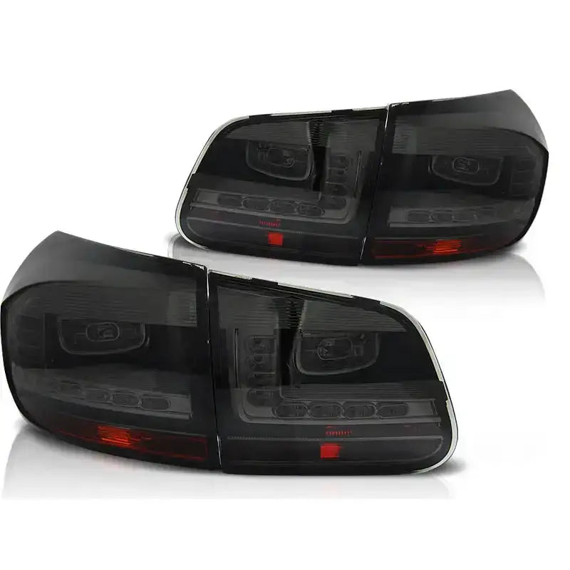 Baklykt Vw Tiguan 07.11-12.15 Smoke Led i sort og røkfarget plast med LED og røde reflekser.
