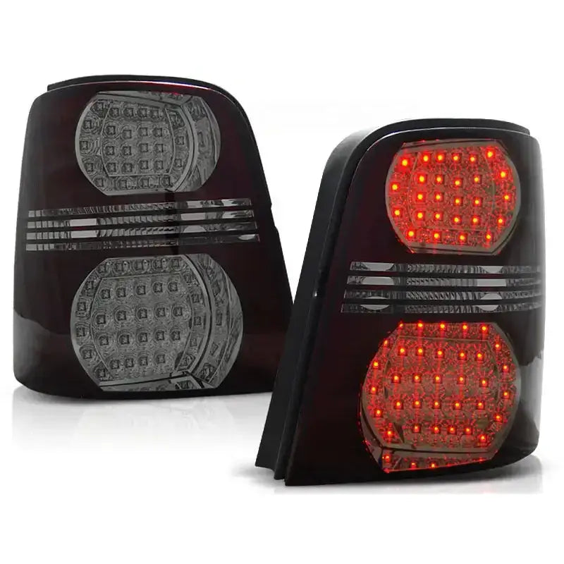 Baklykter Vw Touran 02.03-10 Red Smoke Led, en lampe lyser rødt, sett skrått forfra.