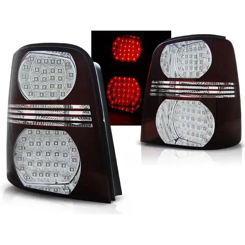 Baklykter Vw Touran 02.03-10 med klar linse, LED-paneler og horisontale kromstriper.