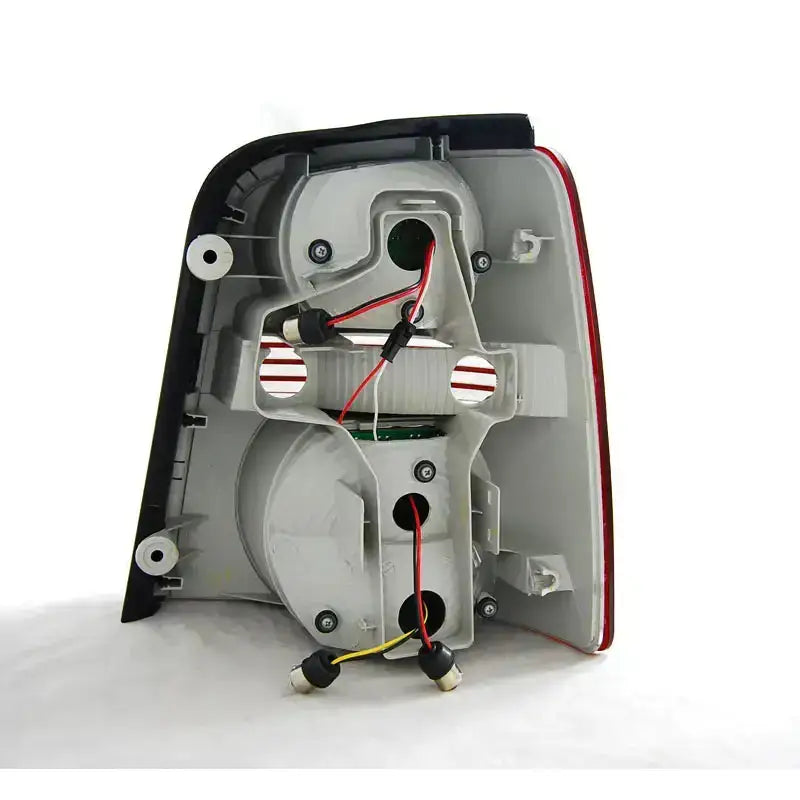 Baklys Vw Touran 02.03-10 led bakside med synlige ledninger og festeanordninger mot hvit bakgrunn.