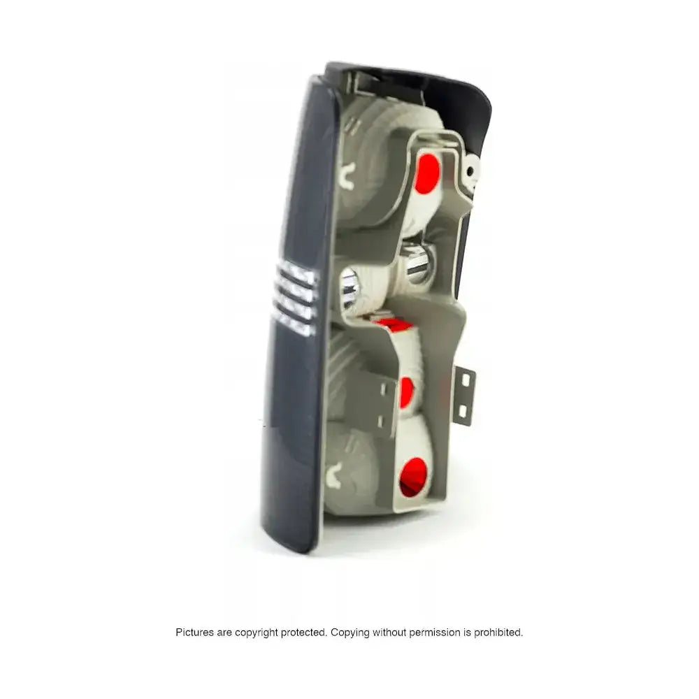 Baklykt Vw Touran 07-10 med synlige pæreholdere og metallkontakter, sett fra siden mot hvit bakgrunn.