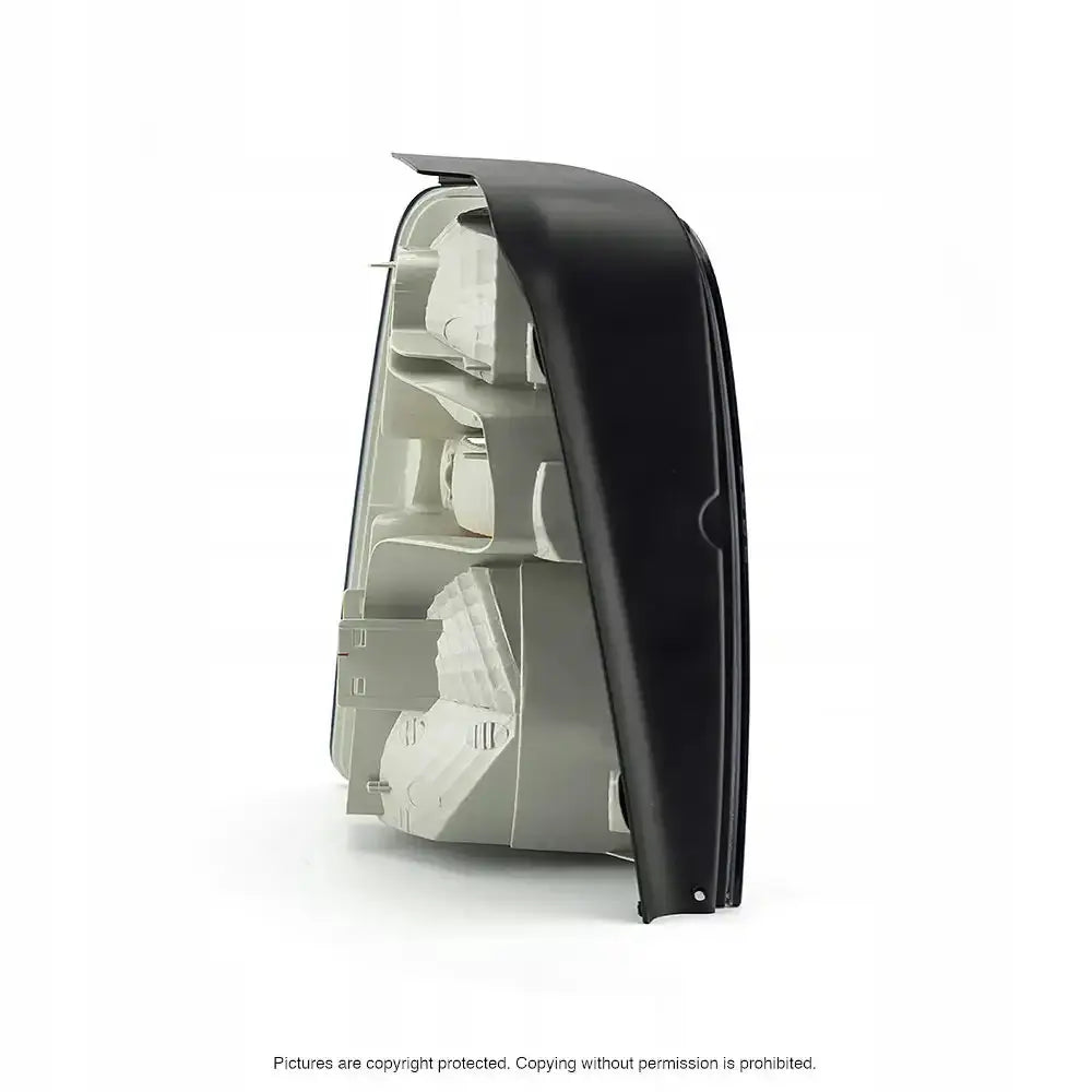 Baklys Vw Touran 07-10 sett fra siden med grå innside, sort kant og synlig reflektormønster.