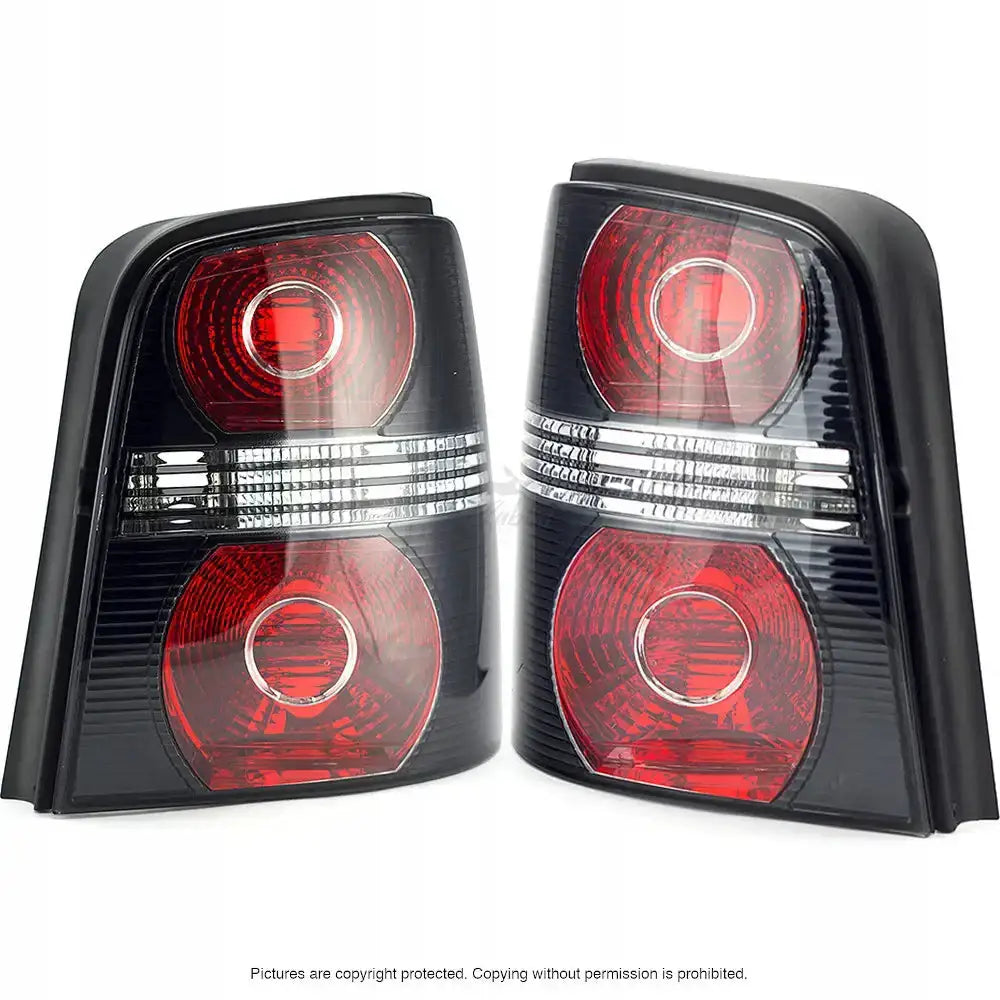 Baklys Vw Touran 07-10 med runde røde lys og horisontale klarglassdetaljer, sett i vinkel.