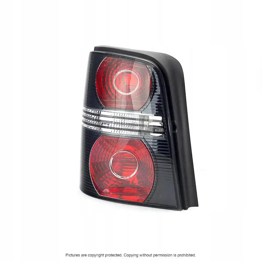 Baklamper Vw Touran 07-10 med to runde røde lys og klare felt, sett i skrå vinkel mot fronten.