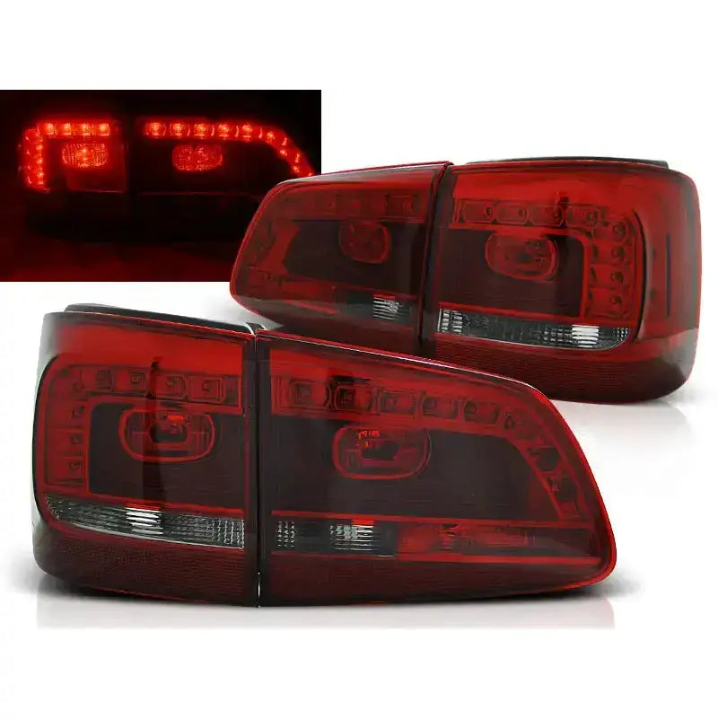 Baklykter Vw Touran 08.10- Red Smoke Led sett, skrå vinkel, med LED-lys tent i mørket.