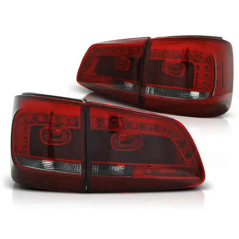 Baklykt Vw Touran 08.10- Red Smoke Led sett fra skrå vinkel med synlige LED-detaljer.