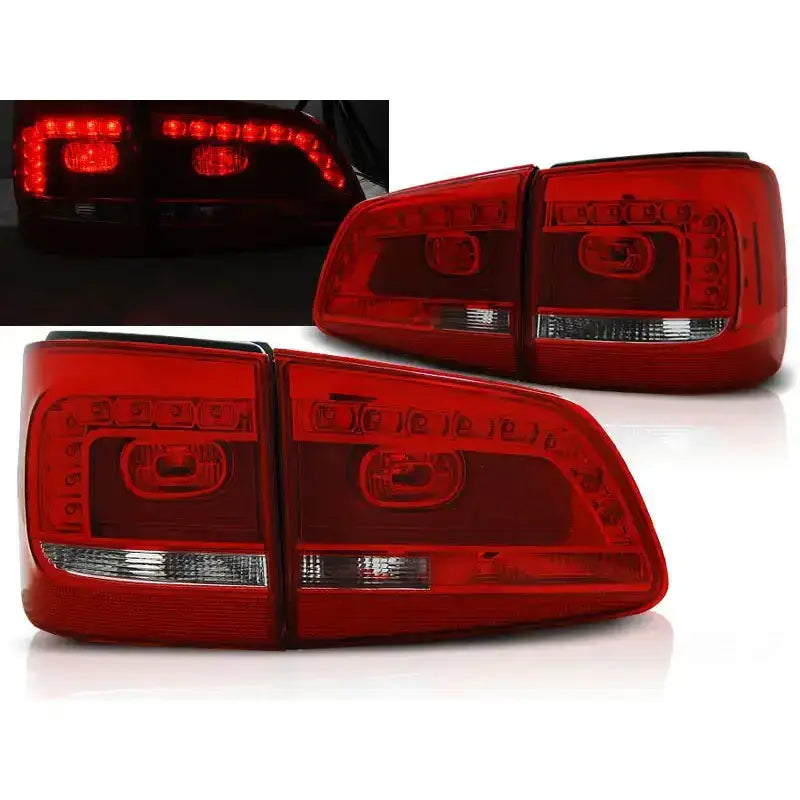 Baklykter Vw Touran 08.10- Red White Led sett fra skrå vinkel, tent og slukket i samme bilde.