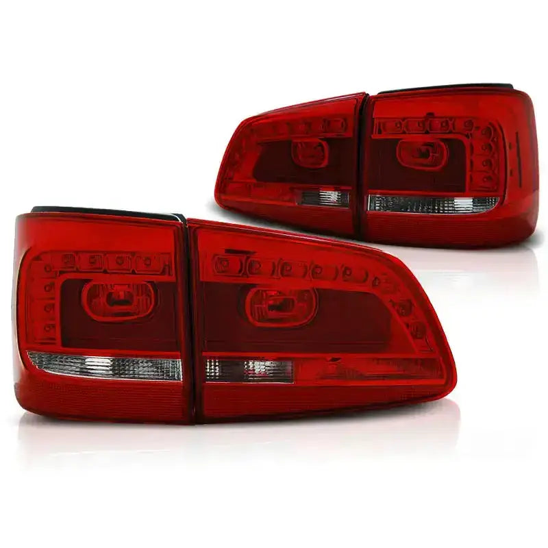 Baklykt Vw Touran 08.10- Red White Led med klare felter og LED-detaljer, sett fra skrå vinkel.