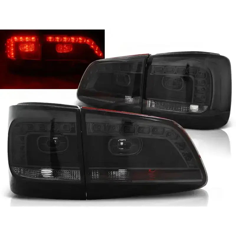 Baklykter Vw Touran 08.10- Smoke Led sett fra skrå vinkel med tent rødt LED-lys.