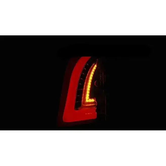 Baklys Vw UP! LED baklykt med rød og oransje lysbue, fotografert i mørket fra skrå vinkel.