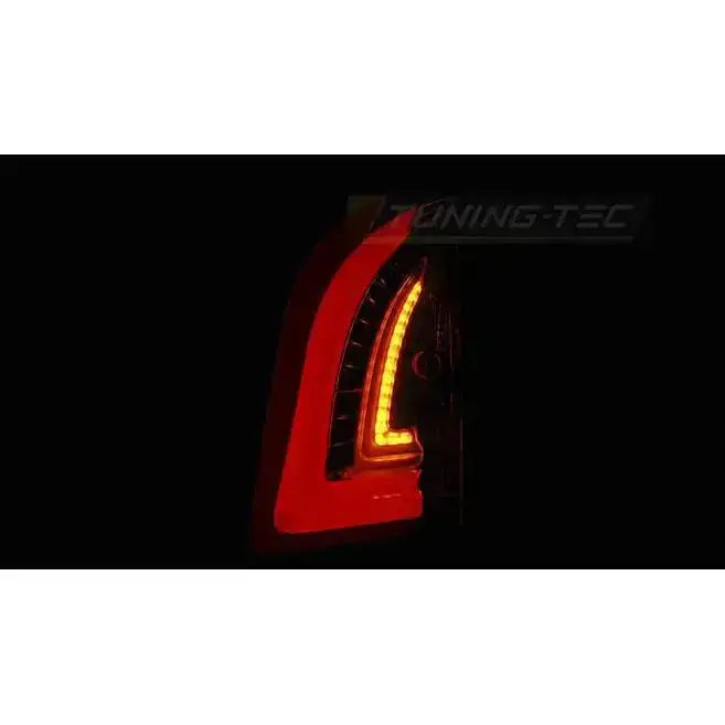 Baklys Vw UP! LED baklampe i smoke-design, sterkt rødt og oransje lys, nærbilde fra skrå vinkel.