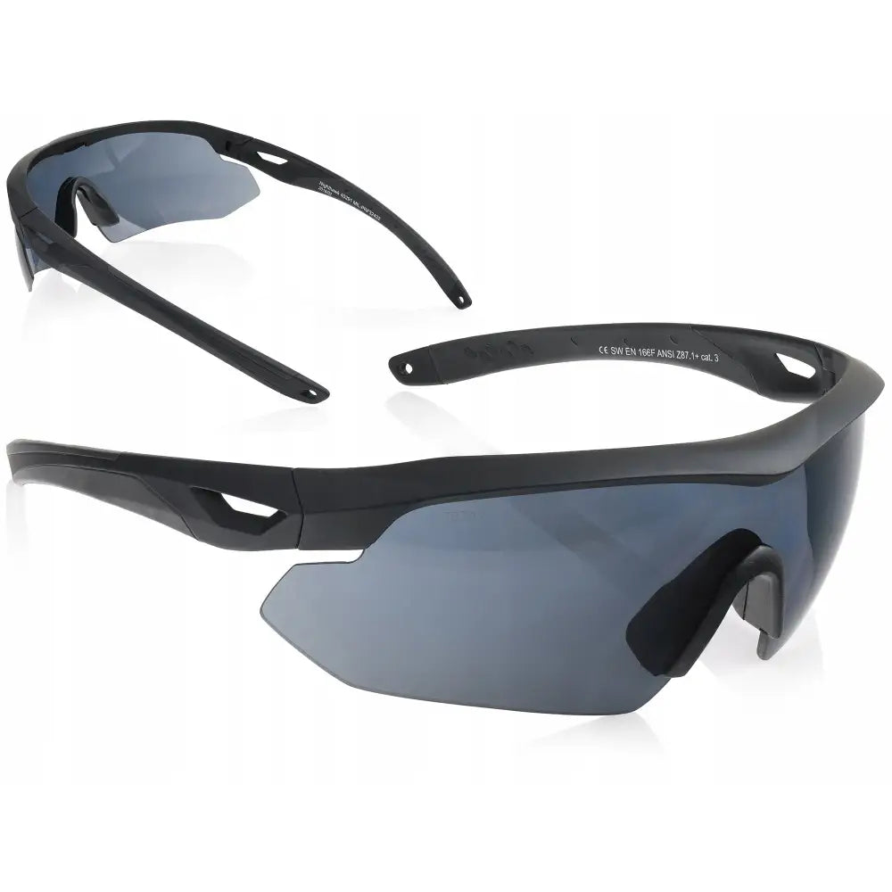 Ballistiske taktiske briller Nighthawk Swisseye, side- og frontvisning med buet svart innfatning og store mørke linser.