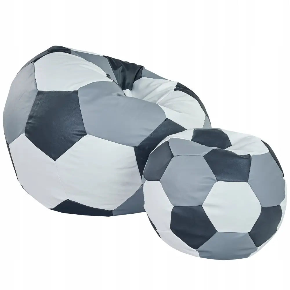 Ballsekk i kunstskinn formet som fotball, svarte, grå og hvite felt, sett fra skrå vinkel mot hvit bakgrunn.