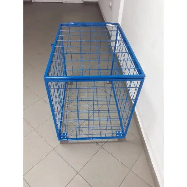 Ballvogn med lukking i blått metall, skrå oversiktsvisning på flislagt gulv ved hvit vegg.