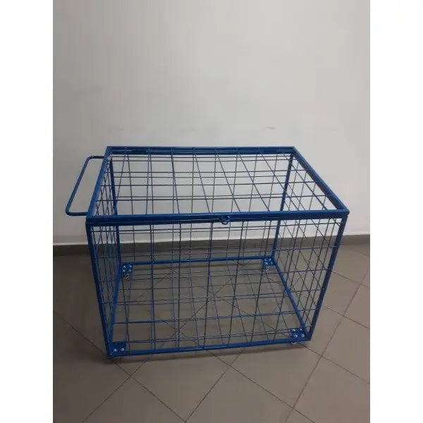 Ballvogn med lukking, blått metallbur med netting, skrå vinkel viser bærehåndtak og åpen topp på flislagt gulv.