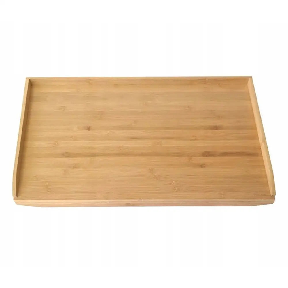 Bambus bakebord 55x43 cm med lave kanter på tre sider og jevn overflate, sett ovenfra.