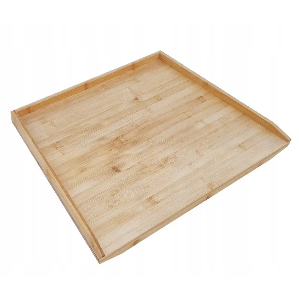 Bambus bakebrett 55x43 cm fra Tadar, lyst tre med lave kanter og glatt overflate, sett skrått.
