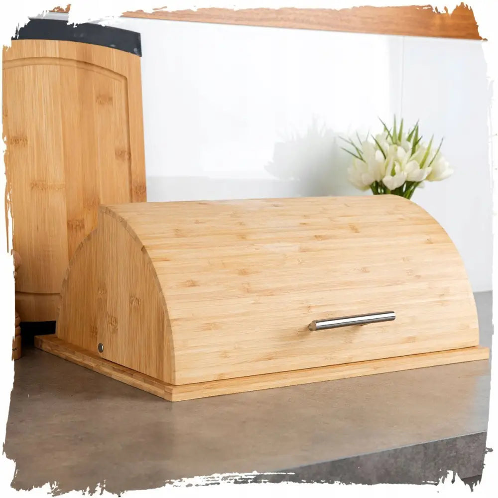 Bambus brødboks Woody med buet lokk og sølvhåndtak, plassert på kjøkkenbenk i nøytral setting.